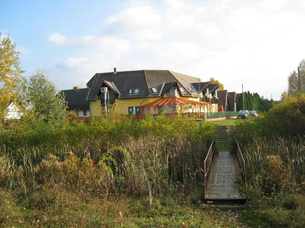 Hotel Abadszaloki Vitorlas Vendeghaz Exterior foto